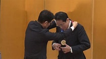 日本隊返國晉見首相 合照做「磨胡椒罐」動作
