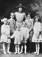 La Reina Victoria Eugenia con sus hijos de pequeños - La Familia Real ...