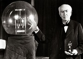 Historia de esta Imagen: 1912 - Thomas Edison y su primera bombilla