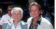 Kirk Douglas et son fils Michael à Los Angeles en 1997. - Purepeople