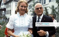 Bundestagspräsident Rainer Candidus Barzel (GER CDU) mit Ehefrau Helga ...