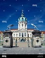 Alemania, Berlín, el Palacio de Charlottenburg. La entrada y la fachada ...
