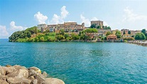 Capodimonte, il borgo del Lazio che si affaccia su un lago da sogno