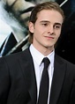 Él es Alex Watson, el sexy y guapo hermano de Emma Watson