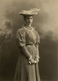 Princesa Tatiana Constantinovna, em 1905. Ela está em pé de frente e ...