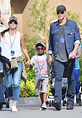 Sandra Bullock passeia com o filho pelo Universal Studios - OFuxico