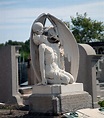 El "Beso de la muerte": La tétrica escultura del paso de esta vida a la ...