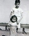 Freddie Mercury with sister Kashmira | Bulsara, Freddie mercury, Fredy ...