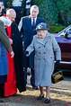La Reina Isabel II y su hijo, el Príncipe Andrés, llegan al servicio religioso en Sandringham ...