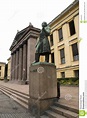 Oslo-Universität u. Statue stockbild. Bild von universität - 3031675