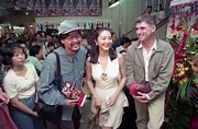 1992年，林青霞出席《暗戀桃花源》在西門町中國戲院的首映；圖左為賴聲川，右為杜可風。 圖／聯合報系資料照