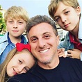 Luciano Huck posa com os 3 filhos em momento raro: "Orgulho deles"