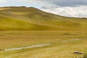 A linha de alta tensão percorre as colinas da mongólia, a bela paisagem ...