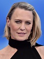 Robin Wright's Neck : What's the deal with the hole in Clair Underwood ...
