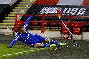 Vardy celebra un gol rompiendo un banderín con la bandera LGTB: Twitter ...