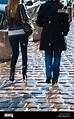 zwei Frauen Mädchen zu Fuß Straße Paris Frankreich Stockfotografie - Alamy