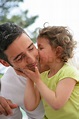 kleines Mädchen küssen ihr Vater | Stock Bild | Colourbox
