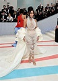 Kim Kardashian nos deja sin aliento cubierta de perlas para la Met Gala ...