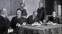 Signing the Treaty of Paris in 1898