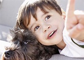 Un muchacho y su perro foto de archivo. Imagen de cabrito - 10694174