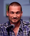 File:Andy Whitfield by Gage Skidmore.jpg - Wikipedia
