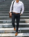 Lista 99+ Foto Como Vestir Elegante Hombre Con Jeans Mirada Tensa 10/2023
