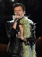 Harry Styles mostra abdômen em apresentação no Grammy 2021 - Vogue ...
