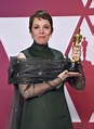 Olivia Colman posando con el premio a Mejor actriz de los Oscar 2019 ...