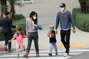 Mila Kunis y Ashton Kutcher aparecen junto a sus hijos y están enormes