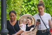 Disfruta Amber Heard paseo junto a su hija en Madrid