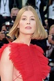 Rosamund Pike zeigt ihre Sideboobs bei den 74. Filmfestspielen von ...