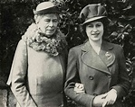 Elizabeth Ii Grandmother : Photos Queen Elizabeth Ii And Her Heirs Help ...