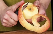 La forma más rápida e ingeniosa de pelar una manzana en segundos | Cocina