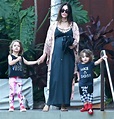 Gravidíssima, Megan Fox passeia com os dois filhos - Quem | QUEM News