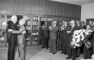 DDR-Fotoarchiv: Berlin - 08.10.1986 Erich Honecker gratuliert Günter ...
