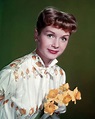 Debbie Reynolds: Life Story and Gorgeous Photos When she was Young