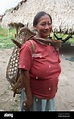 Mujer indígena con un tejido tradicional llevando el canasto, Rewa ...
