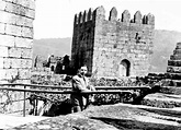 Eduardo Portugal junto à torre prisão do Castelo de Guimarães, 1926 ...