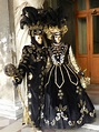 Gothic masked couple, Venice | Masquerade costumes, Venice carnival ...