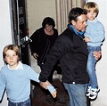 Russell Crowe con sus dos hijos en el teatro
