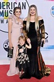 Kelly Clarkson and Her Daughters Walk the Red Carpet at American Music ...