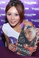 Slide Show for album :: Jeana何佩瑜 in Yahoo! Mail美女禁室「全新寫真集簽名會」@銅鑼灣名店坊