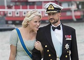 Haakon di Norvegia e Mette-Marit, cenerentola (dal passato selvaggio)