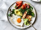 Herzhaftes Frühstück mit Spiegelei, Avocado und Tomaten Rezept | EAT ...