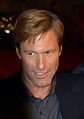 File:Aaron Eckhart - 001.jpg