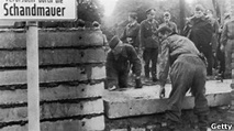 Alemanha relembra 50 anos do Muro de Berlim - BBC News Brasil