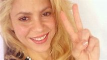 Shakira aparece de cara lavada para comemorar sucesso de clipe ...