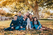 Fall family photoshoot sitting in the leaves! Nice pose for 5 people ...