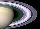 Cassini liefert spektakuläre Aufnahmen von Saturn und seinen Monden ...