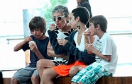 Cássia Kiss Magro toma sorvete com os filhos, em Shopping do Rio | Ofuxico